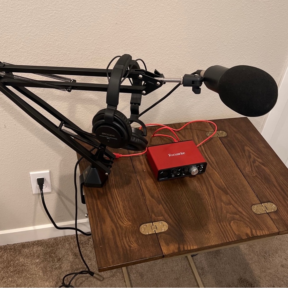 Podcast Set (Zoom Podcast Mic, Focusrite Scarlett Solo)